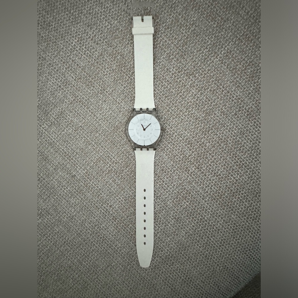 Stylish White Watch - Picture 3 of 8